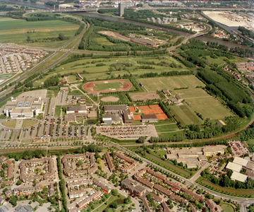 840402 Luchtfoto van het sportpark Blokhoeve te Nieuwegein uit het zuiden. Links het NBC Congrescentrum en de A.C. ...